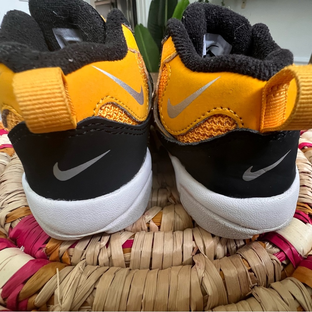 Toddler nike shoes - Picture 3 of 5